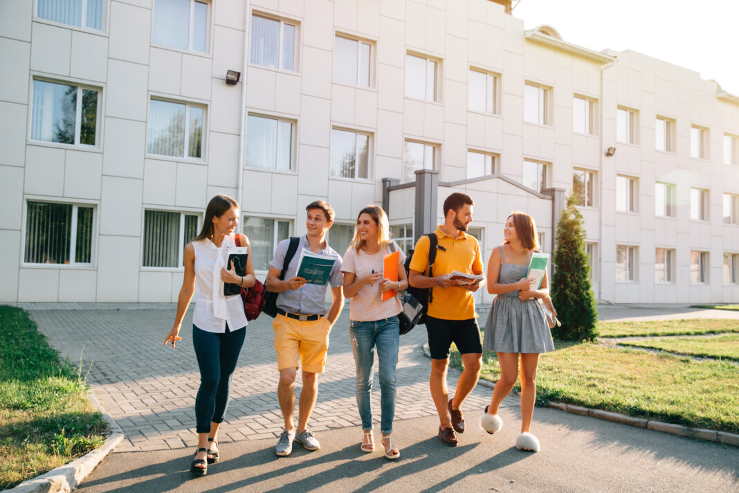 EDUCAȚIE | Începe BAC-ul! Peste 126.000 de absolvenţi de liceu s-au înscris pentru susţinerea examenului naţional de Bacalaureat în sesiunea iunie – iulie 2022 EDUCAȚIE | Începe BAC-ul! Peste 126.000 de absolvenţi de liceu s-au înscris pentru susţinerea examenului naţional de Bacalaureat în sesiunea iunie – iulie 2022