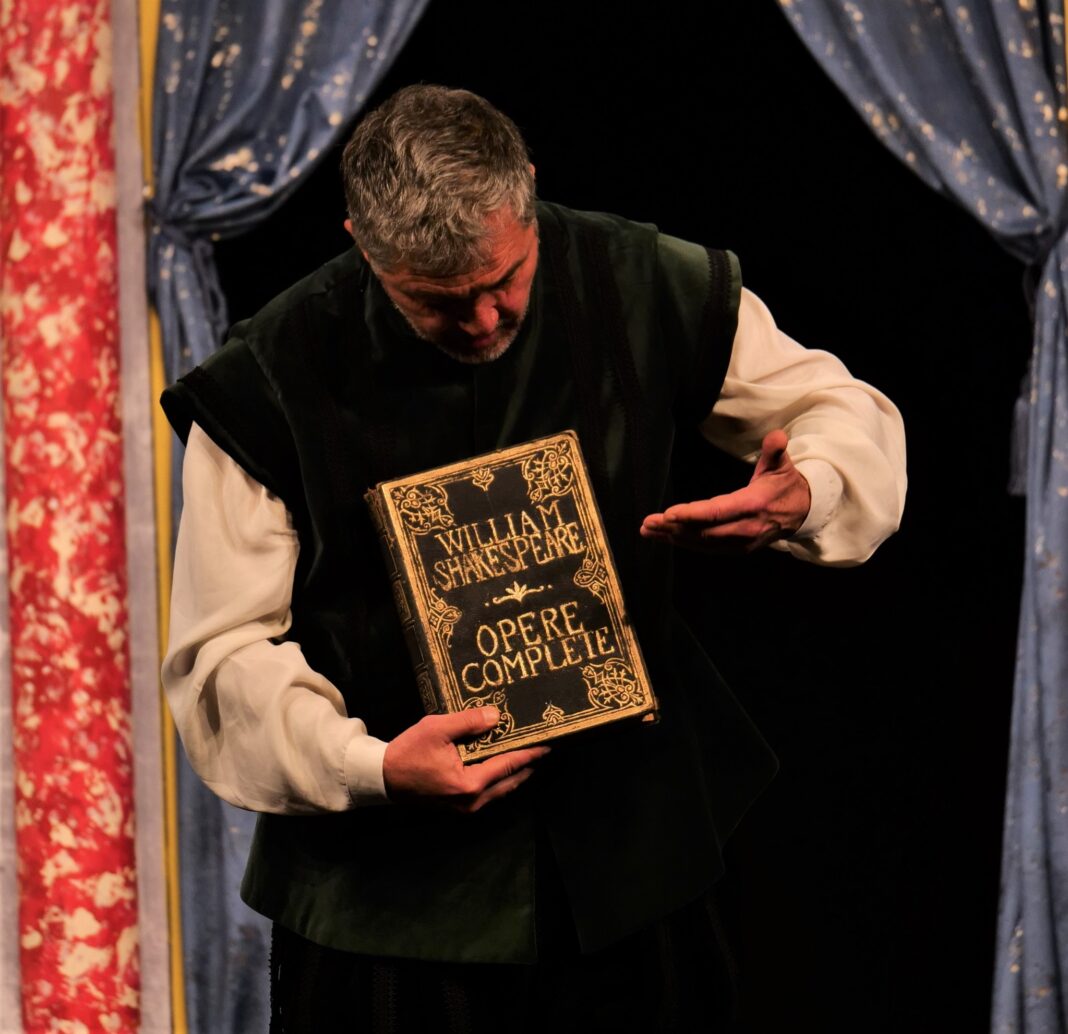 WILLIAM SHAKESPEARE – OPERE COMPLETE – varianta prea scurtată, cea mai recentă premieră a Teatrului „George Ciprian”, în regia lui Daniel Bucur WILLIAM SHAKESPEARE – OPERE COMPLETE – varianta prea scurtată, cea mai recentă premieră a Teatrului „George Ciprian”, în regia lui Daniel Bucur