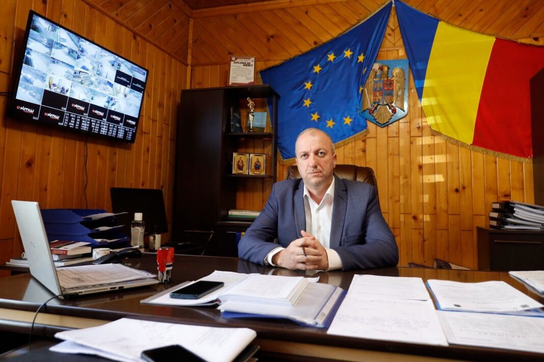 Primarul comunei Chiojdu, Gheorghe Neamțu, și secretele reușitelor sale în slujba oamenilor: „Pentru mine, nu există nu se poate” (C) Primarul comunei Chiojdu, Gheorghe Neamțu, și secretele reușitelor sale în slujba oamenilor: „Pentru mine, nu există nu se poate” (C)