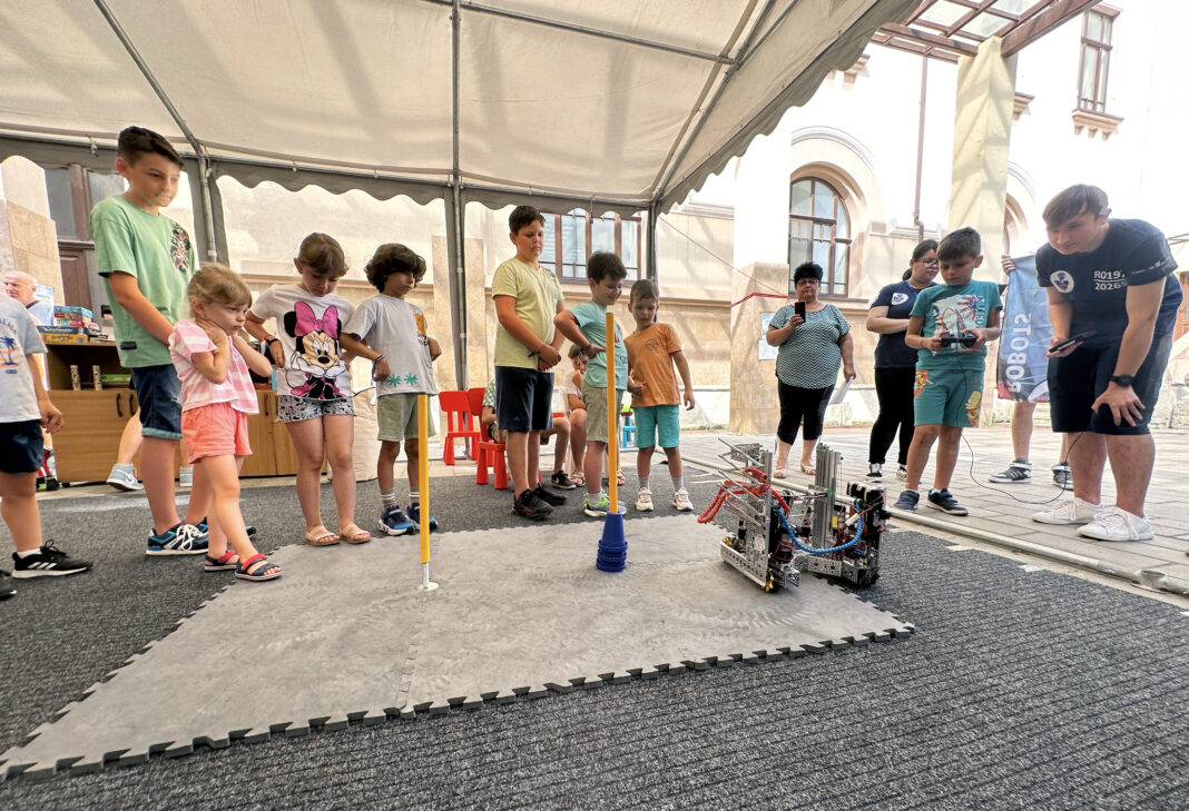 Învață, creează și descoperă cu echipa de robotică „Heart of RoBots” și Biblioteca Județeană „V. Voiculescu” Buzău Învață, creează și descoperă cu echipa de robotică „Heart of RoBots” și Biblioteca Județeană „V. Voiculescu” Buzău