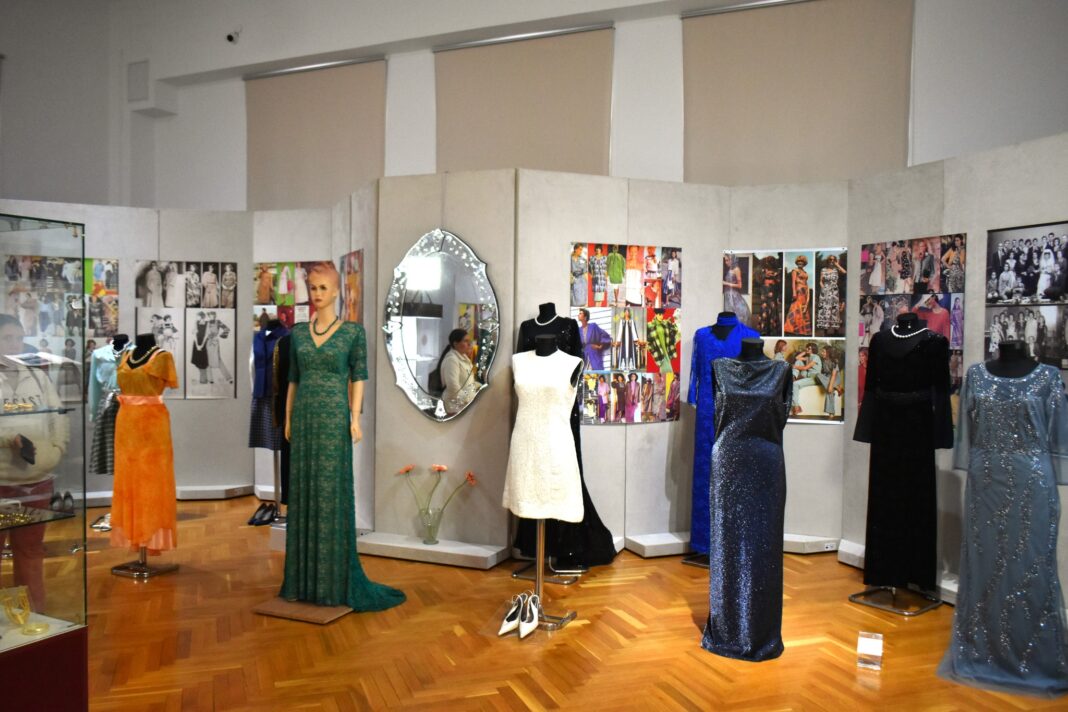 CULTURĂ | Expoziția ”Moda în perioada comunistă. Fantezie, rafinament, eleganță”, deschisă până la sfârșitul lunii aprilie CULTURĂ | Expoziția ”Moda în perioada comunistă. Fantezie, rafinament, eleganță”, deschisă până la sfârșitul lunii aprilie