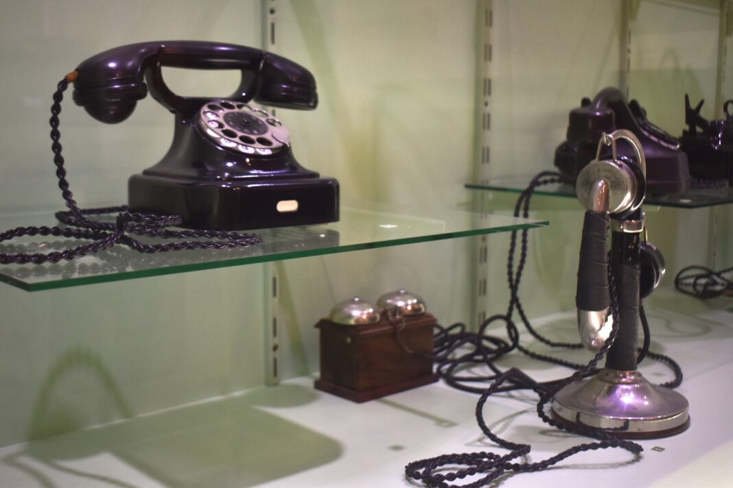 Colecția de telefoane a Muzeului Județean Buzău, o expoziție cu peste 400 de aparate Colecția de telefoane a Muzeului Județean Buzău, o expoziție cu peste 400 de aparate