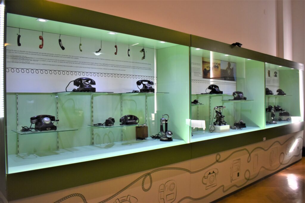 Colecția de telefoane a Muzeului Județean Buzău, o expoziție cu peste 400 de aparate