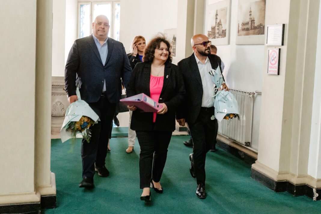 FOTO & VIDEO | Cu „Doamna de fier” în frunte, PNL şi-a dezvăluit echipa pentru Palatul Comunal FOTO & VIDEO | Cu „Doamna de fier” în frunte, PNL şi-a dezvăluit echipa pentru Palatul Comunal