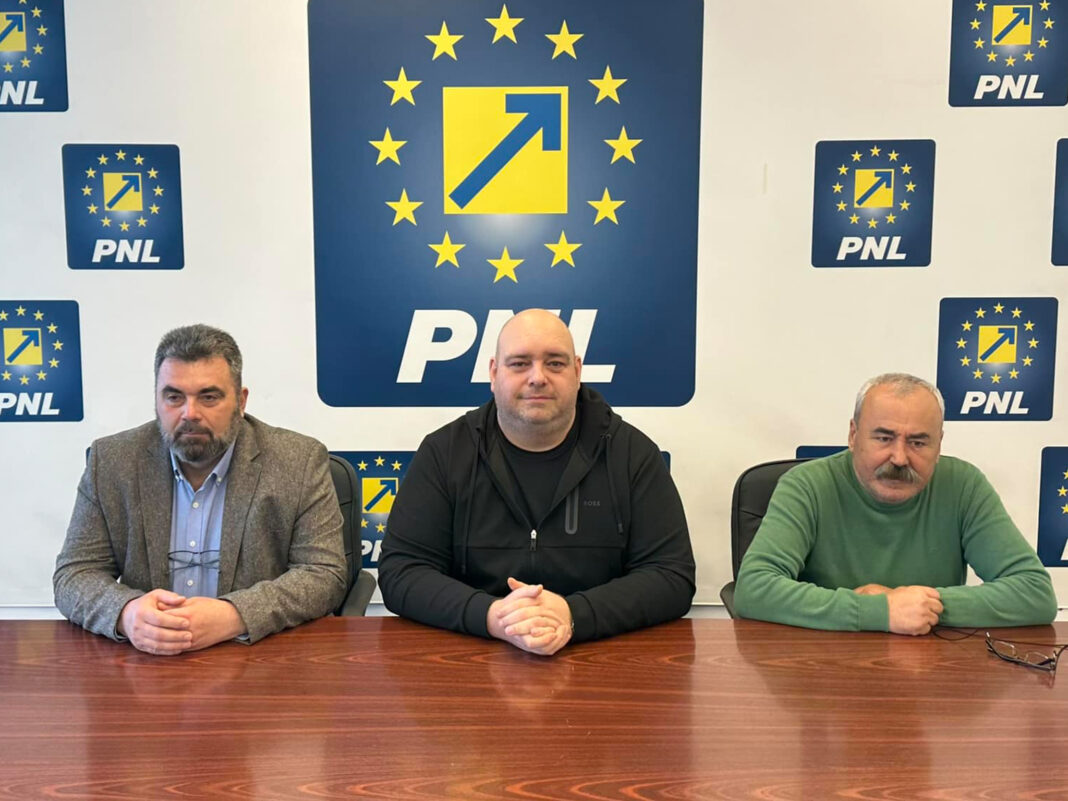 Duet pentru primărie! Marian Şerban, candidatul PNL, susţinut de Horia Toader (P) Duet pentru primărie! Marian Şerban, candidatul PNL, susţinut de Horia Toader (P)
