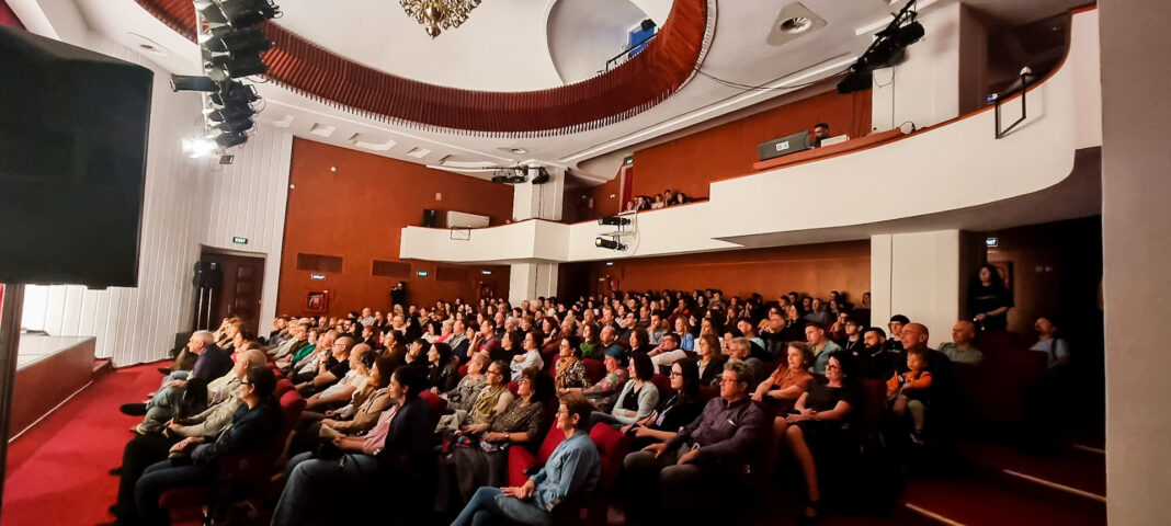 Cea de-a XIX-a ediție a Festivalului BUZĂU/IUBEȘTE/TEATRU s-a încheiat în aplauzele furtunoase ale publicului buzoian Cea de-a XIX-a ediție a Festivalului BUZĂU/IUBEȘTE/TEATRU s-a încheiat în aplauzele furtunoase ale publicului buzoian