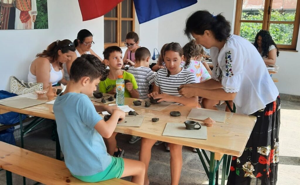 Atelier de modelaj în lut la Muzeul de Etnografie „Vergu-Mănăilă”: creativitate și tradiție în mijlocul comunității