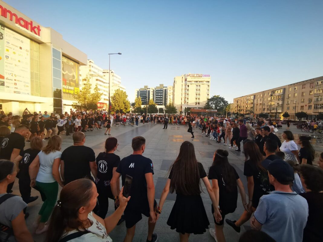 Prima ediție a Flash Mob-ului de Dansuri Populare din Buzău: un succes răsunător care a adunat peste 600 de participanți Prima ediție a Flash Mob-ului de Dansuri Populare din Buzău: un succes răsunător care a adunat peste 600 de participanți