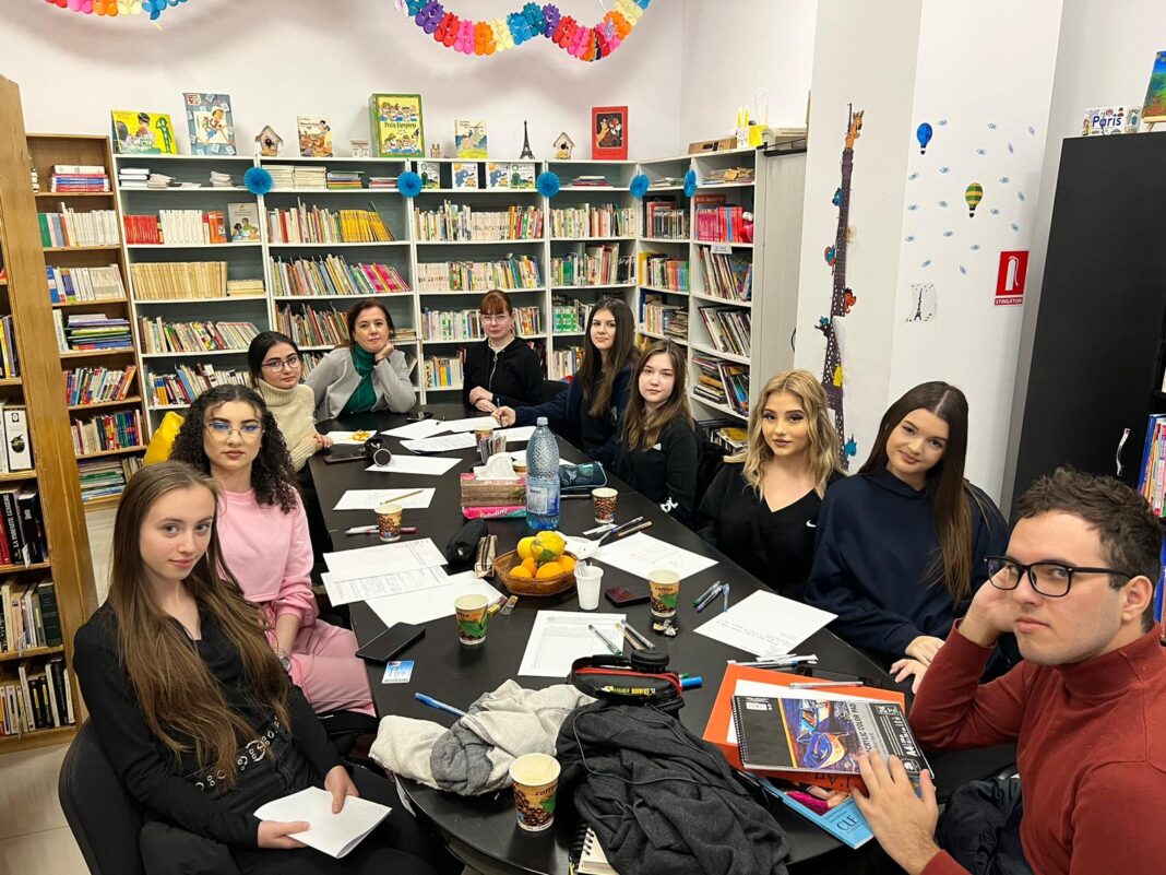 Clubul de lectură „Moi à la bibliothèque” – o întâlnire creativă și plină de prietenie la Biblioteca Județeană „Vasile Voiculescu” Clubul de lectură „Moi à la bibliothèque” – o întâlnire creativă și plină de prietenie la Biblioteca Județeană „Vasile Voiculescu”