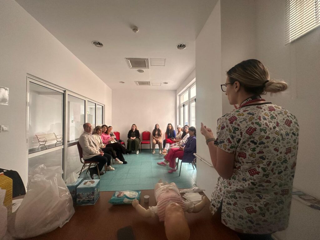 Curs dedicat îngrijirii nou-născutului la Maternitatea Buzău, în cadrul programului „Primii pași în viață”