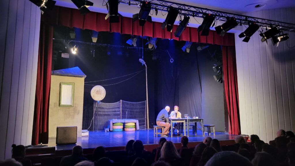„Acasă la tata” – când teatrul devine oglinda amară a vieții de zi cu zi
