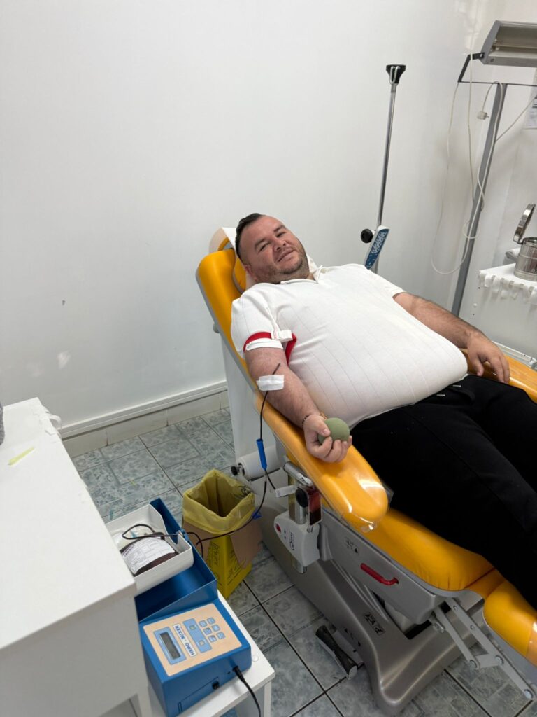 Exemplu de solidaritate la Ulmeni: primarul Andrei Oprina și angajați ai primăriei au donat sânge