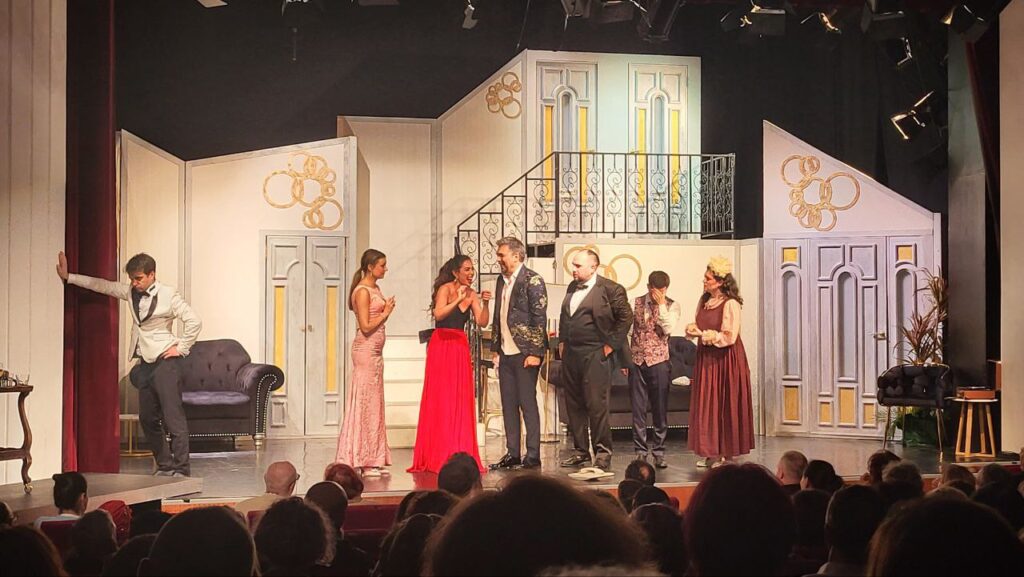 „Minciuni nevinovate”, un haos delicios pe scena comediei