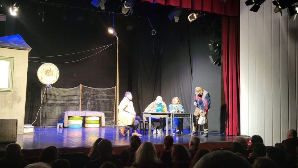 „Acasă la tata” – când teatrul devine oglinda amară a vieții de zi cu zi