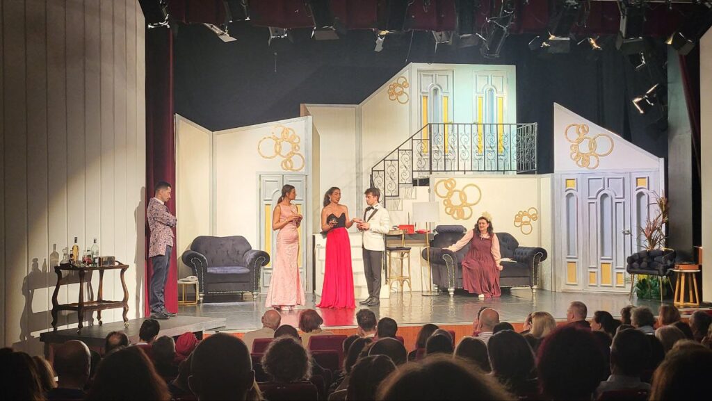 „Minciuni nevinovate”, un haos delicios pe scena comediei