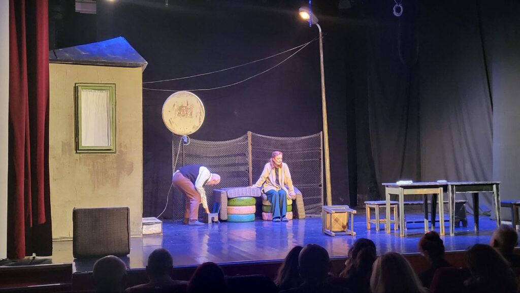 „Acasă la tata” – când teatrul devine oglinda amară a vieții de zi cu zi