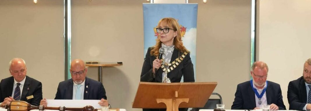 Fiica unor buzoieni, primar în UK! Cum a ajuns să conducă Alisa Russell peste 45.000 de cetățeni Fiica unor buzoieni, primar în UK! Cum a ajuns să conducă Alisa Russell peste 45.000 de cetățeni