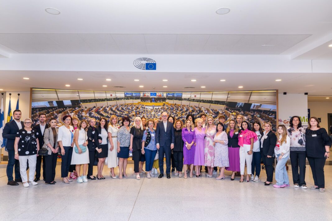 Europarlamentarul Andi Cristea și senatorul Carmen Orban au organizat o vizită de studiu la Bruxelles pentru tineri și femei din Buzău Europarlamentarul Andi Cristea și senatorul Carmen Orban au organizat o vizită de studiu la Bruxelles pentru tineri și femei din Buzău