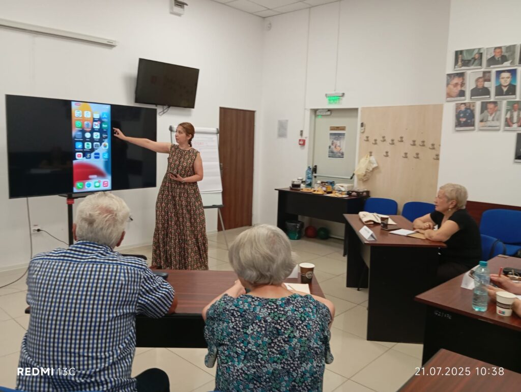 Biblioteca Județeană „Vasile Voiculescu” continuă cursurile gratuite de educație digitală pentru seniori