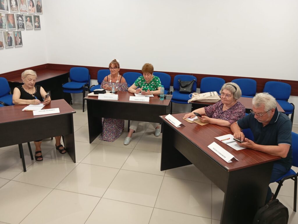 Biblioteca Județeană „Vasile Voiculescu” continuă cursurile gratuite de educație digitală pentru seniori