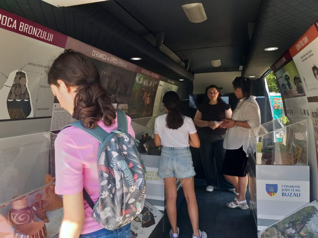 MuseumBus-ul buzoian, parte din experiența ASTRA Rock 2025 – tradiție și modernitate într-un singur festival