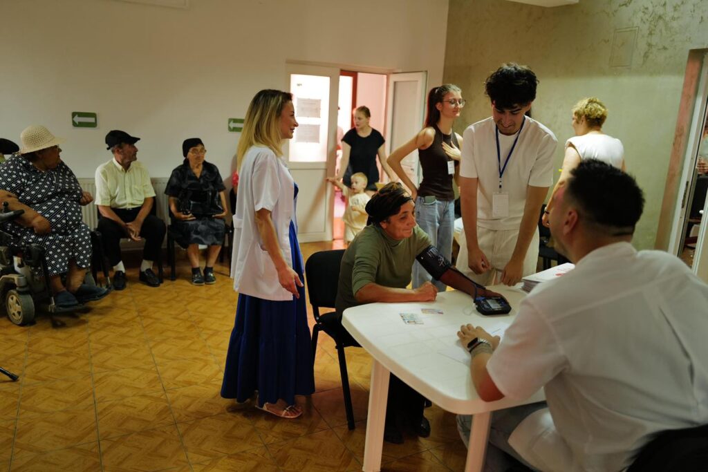 Sănătatea vine în comunitate: caravana medicală de la Sărânga, un sprijin real pentru locuitorii din comuna Pietroasele