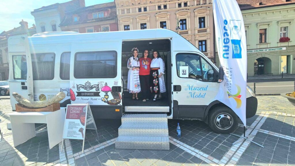 Mamutul Otto și Museum Bus – ambasadorii culturii buzoiene la Festivalul Prispa din Brașov