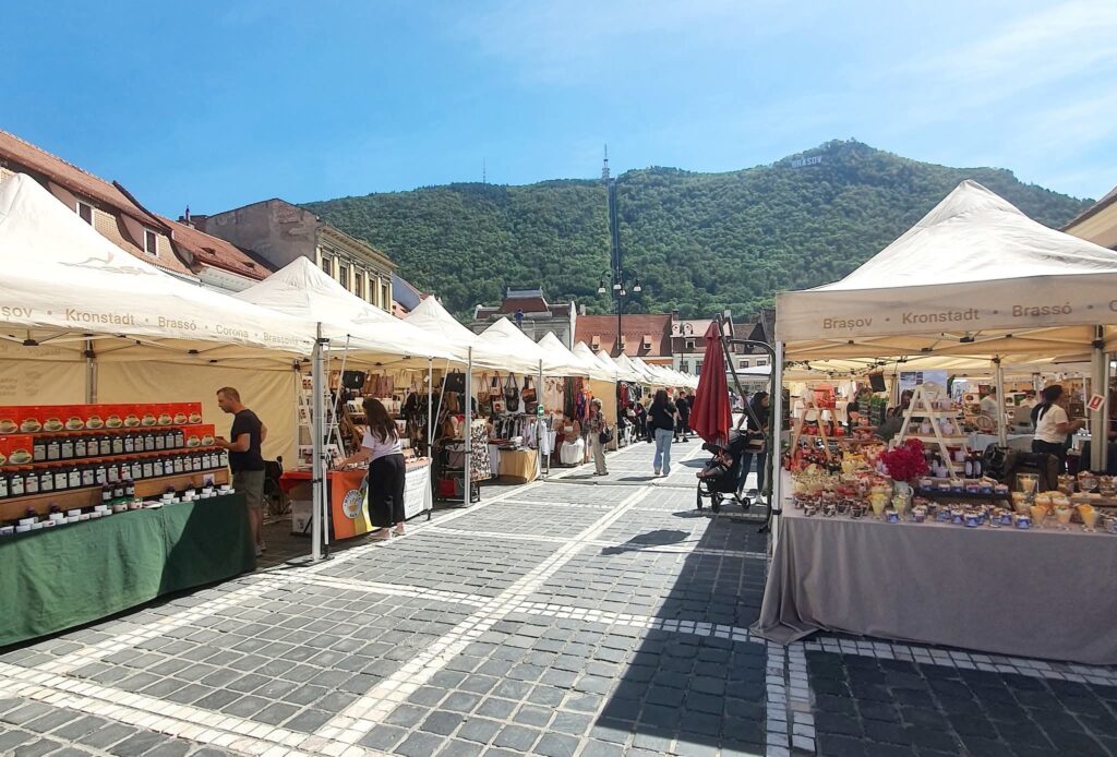 Mamutul Otto și Museum Bus – ambasadorii culturii buzoiene la Festivalul Prispa din Brașov