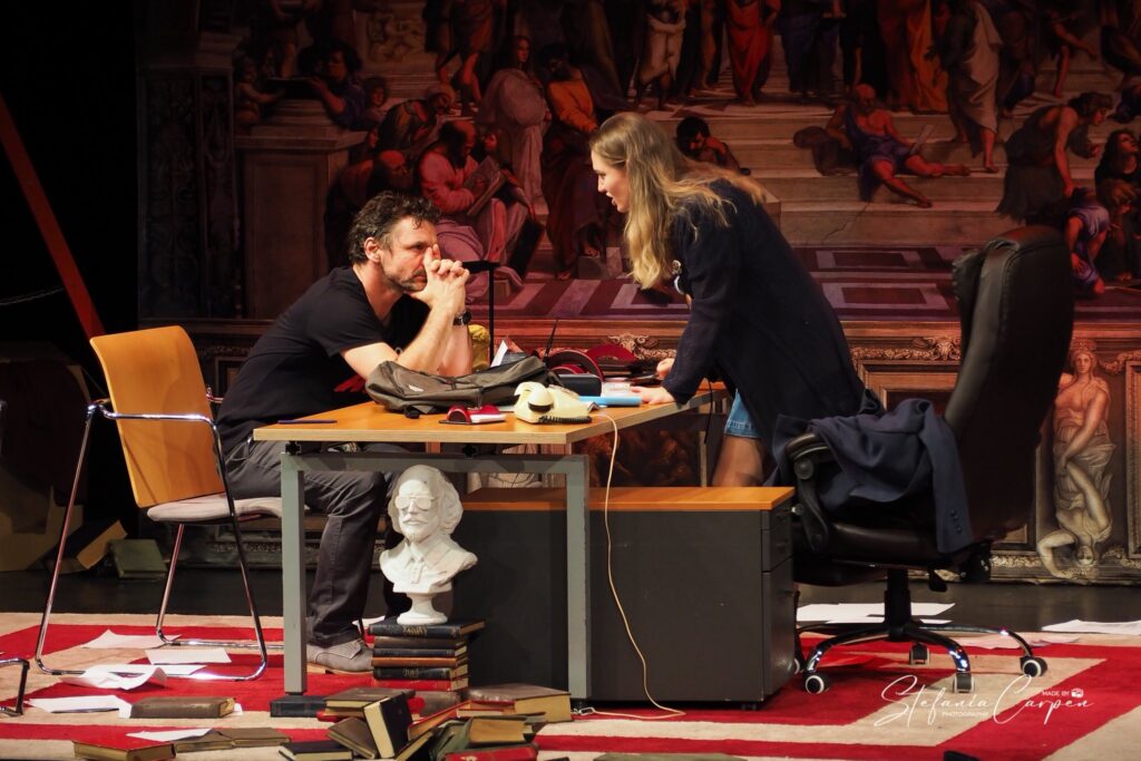 Teatrul ”George Ciprian”: cronică de spectacol ”Oleanna”
