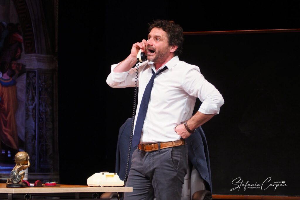 Teatrul ”George Ciprian”: cronică de spectacol ”Oleanna”