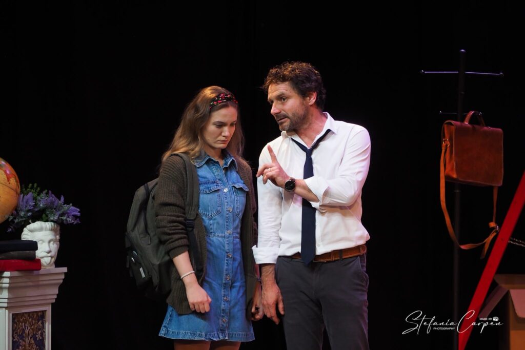 Teatrul ”George Ciprian”: cronică de spectacol ”Oleanna”