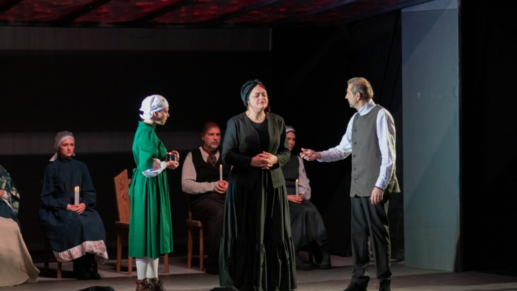 Teatrul ”George Ciprian”: cronică de spectacol ”Vrăjitoarele din Salem” | Pământul credinței. Credința pământului