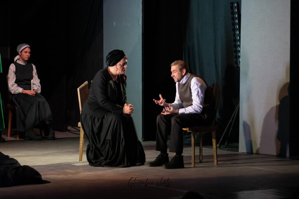 Teatrul ”George Ciprian”: cronică de spectacol ”Vrăjitoarele din Salem” | Pământul credinței. Credința pământului