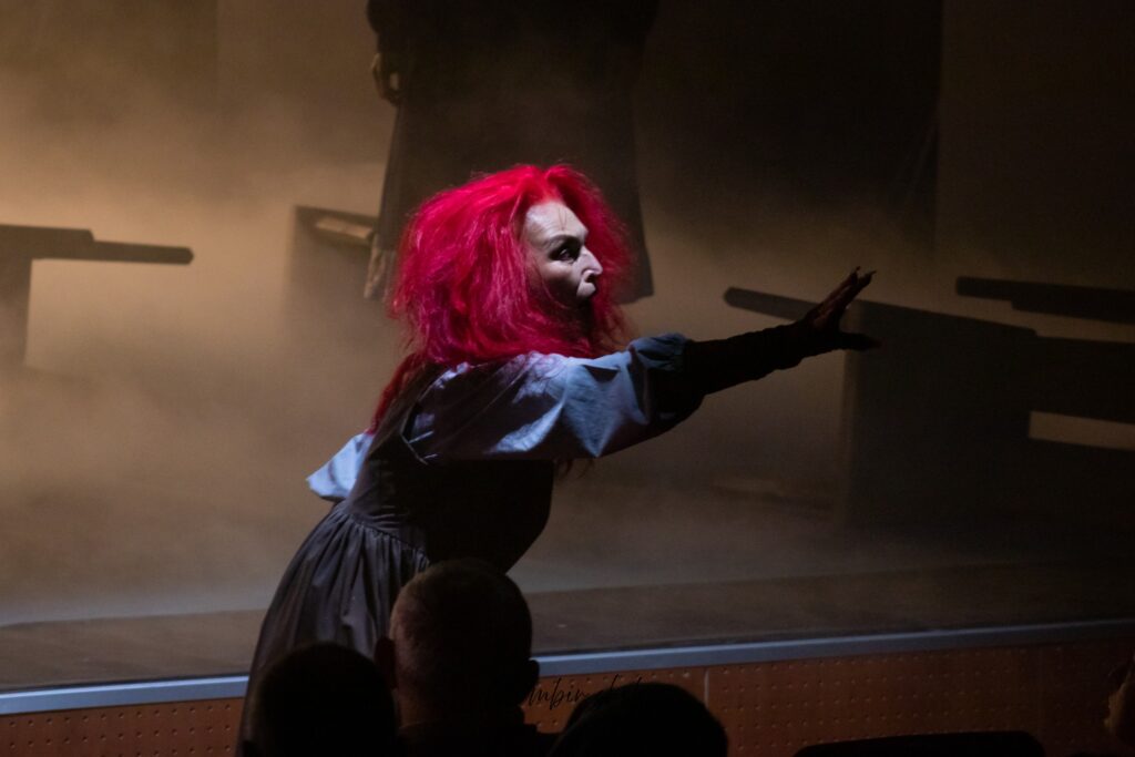 Teatrul ”George Ciprian”: cronică de spectacol ”Vrăjitoarele din Salem” | Pământul credinței. Credința pământului