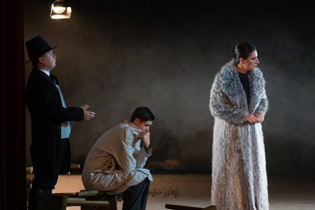 Teatrul ”George Ciprian”: cronică de spectacol ”Vrăjitoarele din Salem” | Pământul credinței. Credința pământului