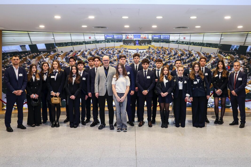 Europarlamentarul Andi Cristea promovează educația și valorile europene în rândul tinerilor buzoieni Europarlamentarul Andi Cristea promovează educația și valorile europene în rândul tinerilor buzoieni