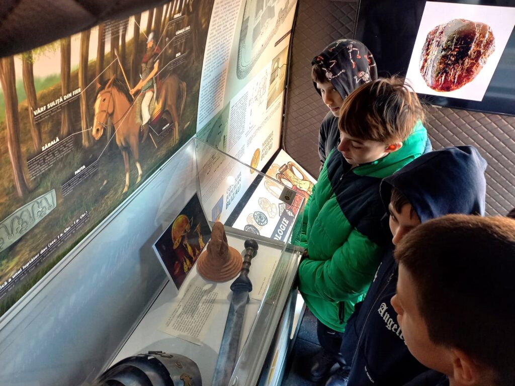 Museum Bus ajunge la Liceul Tehnologic „I. A. Rădulescu Pogoneanu”: elevii au descoperit istoria prin experiențe interactive