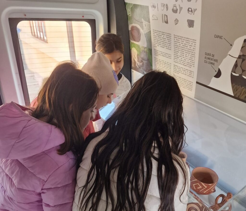 Museum Bus ajunge la Liceul Tehnologic „I. A. Rădulescu Pogoneanu”: elevii au descoperit istoria prin experiențe interactive