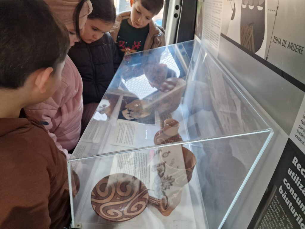 Museum Bus ajunge la Liceul Tehnologic „I. A. Rădulescu Pogoneanu”: elevii au descoperit istoria prin experiențe interactive