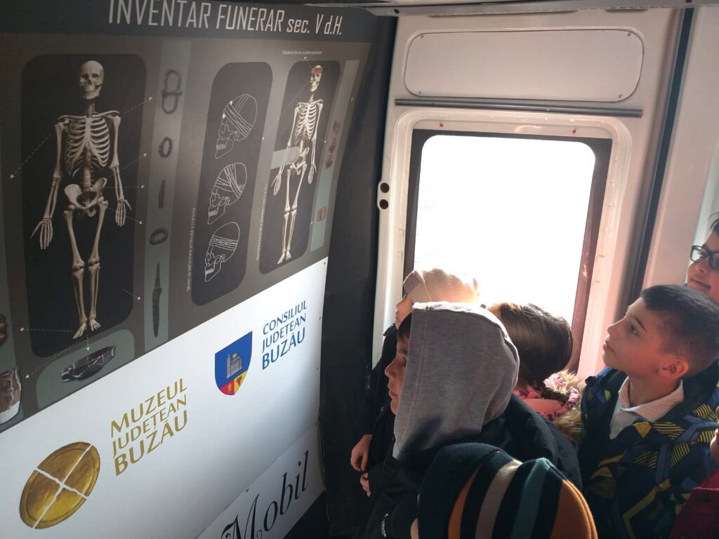 Museum Bus a ajuns la Școala Gimnazială Pogonele: lecții de istorie și educație financiară pentru elevi