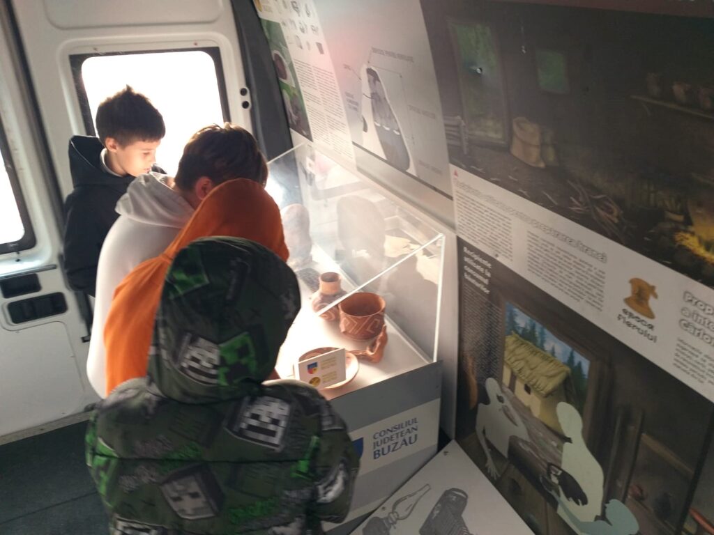 Museum Bus a ajuns la Școala Gimnazială Pogonele: lecții de istorie și educație financiară pentru elevi
