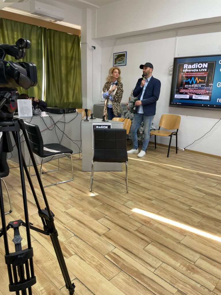 Teatrul „George Ciprian”, partener activ în educația tinerilor: Atelierul RadiON – Generația LIVE, experiență practică pentru elevii Liceului „Alexandru Ioan Cuza”