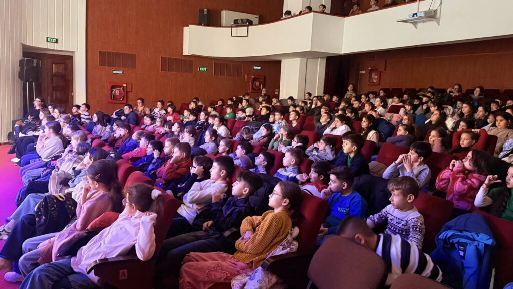 Peste 1000 de elevi au participat la spectacolele Teatrului „George Ciprian” în cadrul programului „Școala Altfel”