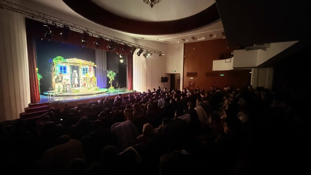 Peste 1000 de elevi au participat la spectacolele Teatrului „George Ciprian” în cadrul programului „Școala Altfel”