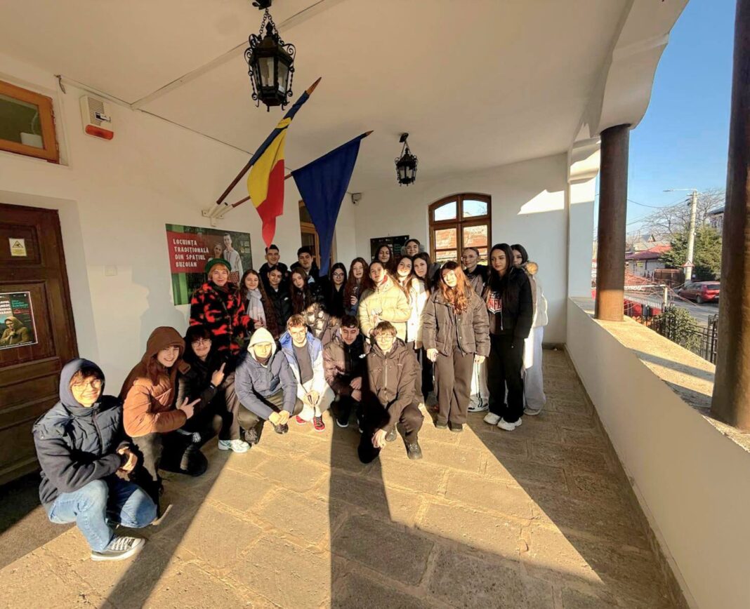 „Ora de istorie la muzeu” – elevii buzoieni, față în față cu trecutul recent, la Muzeul Județean Buzău „Ora de istorie la muzeu” – elevii buzoieni, față în față cu trecutul recent, la Muzeul Județean Buzău