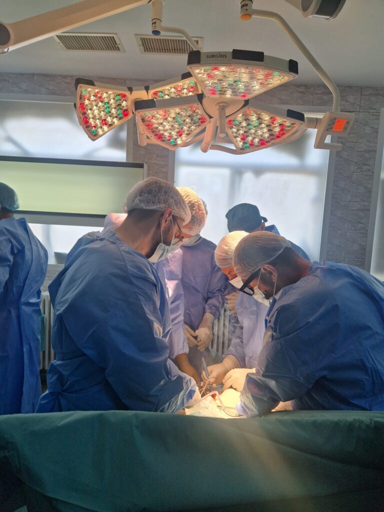 Premieră medicală la Spitalul Județean Buzău: primele intervenții de artroplastie totală de genunchi, realizate cu succes