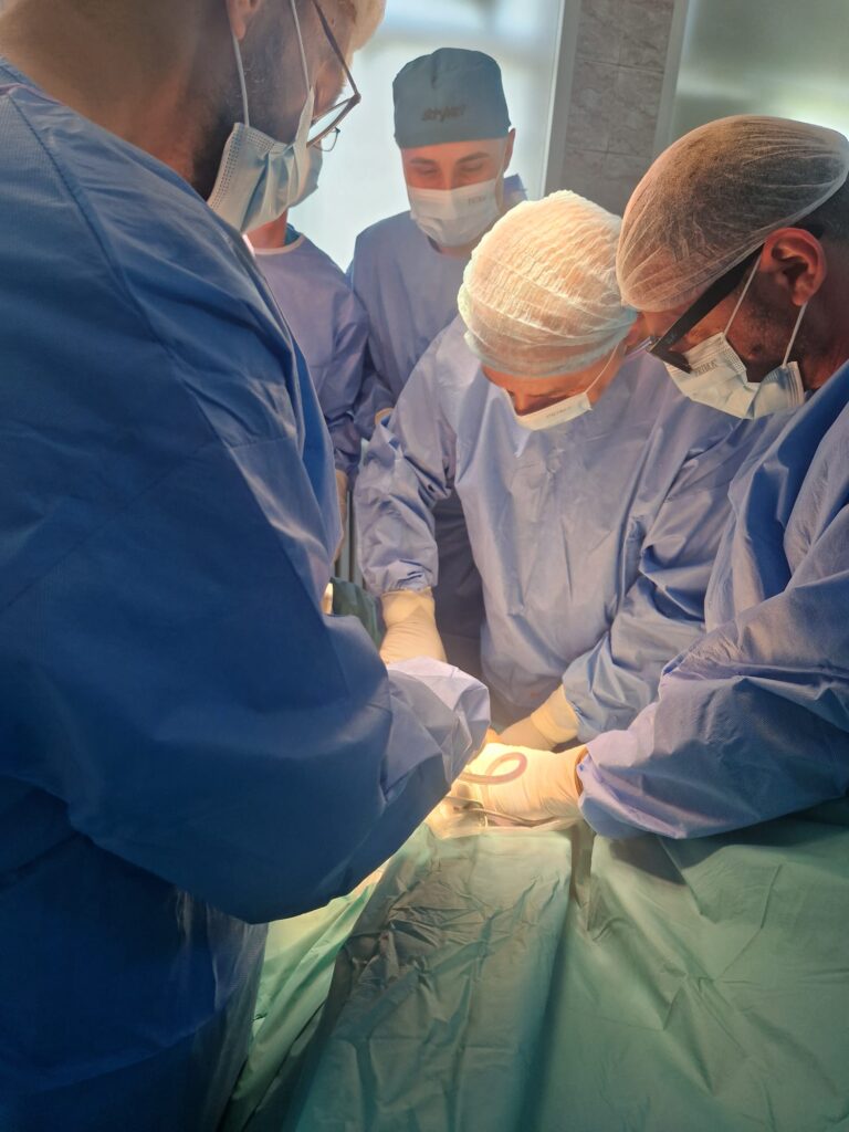 Premieră medicală la Spitalul Județean Buzău: primele intervenții de artroplastie totală de genunchi, realizate cu succes