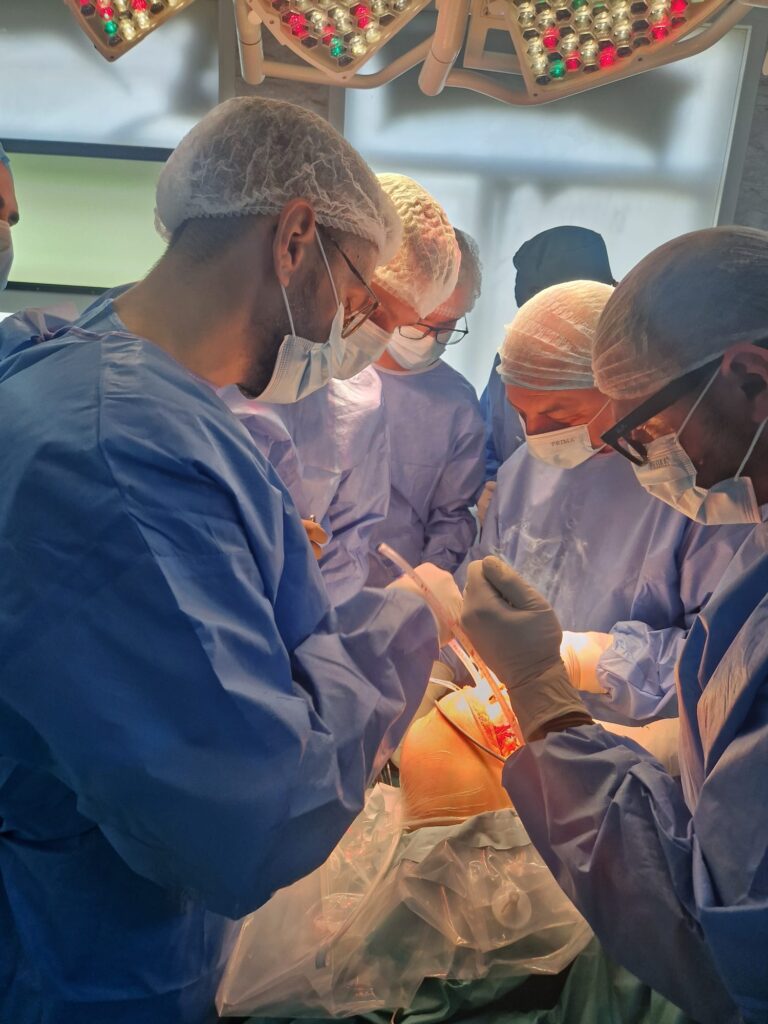 Premieră medicală la Spitalul Județean Buzău: primele intervenții de artroplastie totală de genunchi, realizate cu succes