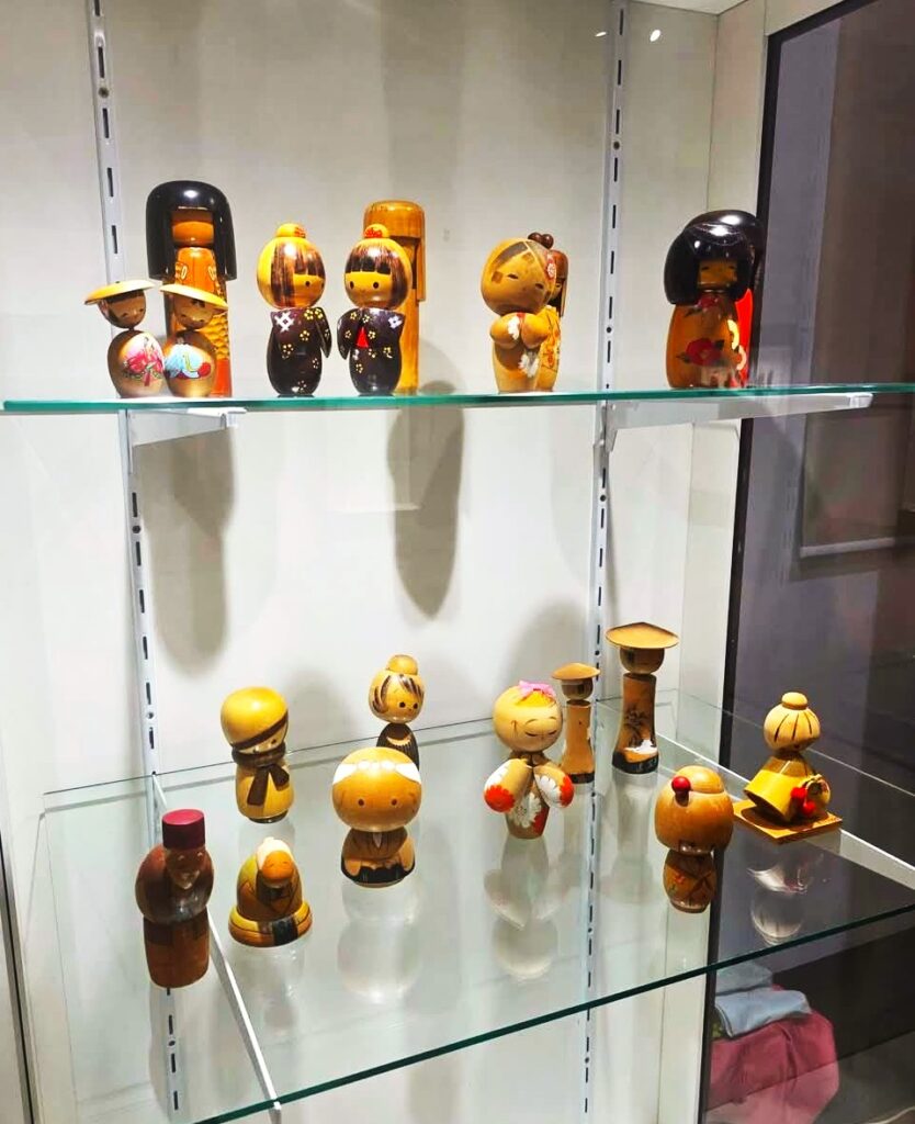 Peste 200 de jucării tradiționale japoneze, expuse la Muzeul Județean Buzău. Expoziția „Forme și jucării japoneze. Tradiție în lemn” a fost inaugurată de Ziua Copilului