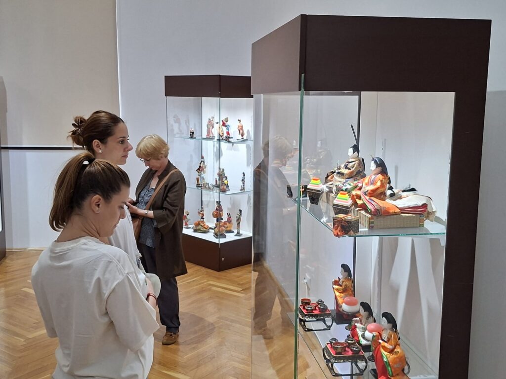 Peste 200 de jucării tradiționale japoneze, expuse la Muzeul Județean Buzău. Expoziția „Forme și jucării japoneze. Tradiție în lemn” a fost inaugurată de Ziua Copilului